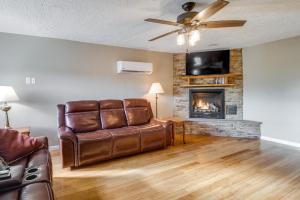 Peaceful Russell Springs Home with Fire Pit and Pond!