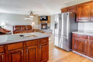 Peaceful Russell Springs Home with Fire Pit and Pond!