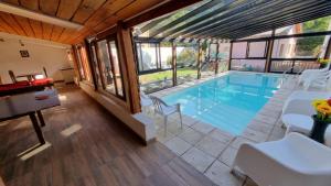 Cabaña con Piscina Cubierta