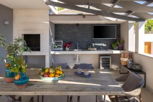 Seaview villa Mila with 4 en-suite bedrooms, private pool, Finnish sauna, Treadmill, sandy beach 250m