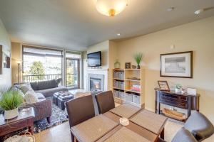 Walk to the Lake Chelan Condo with Mtn Views!