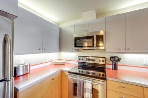 Walk to the Lake Chelan Condo with Mtn Views!