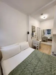 St 6 - 2 min Walk from Tube Cozy Studio Apartment - London