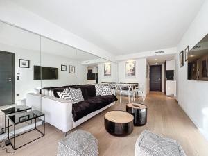 3P BETWEEN CROISETTE BEACHES AND ANTIBES STREET