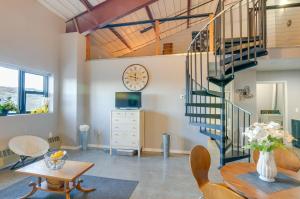 Del Norte Apartment with Loft Walk to Downtown!