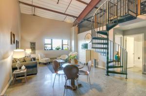 Del Norte Apartment with Loft Walk to Downtown!