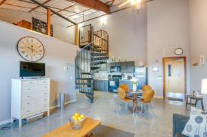 Del Norte Apartment with Loft Walk to Downtown!