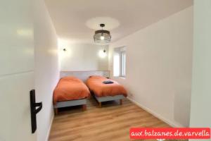 Maisons de vacances Aux balzanes de Varvella Piscine interieure privee chauffee : photos des chambres