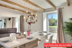 Maisons de vacances Aux balzanes de Varvella Piscine interieure privee chauffee : photos des chambres