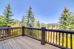 5 Mi to Skiing Mammoth Lakes Home with Pool Table!