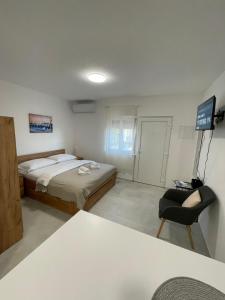 Modern Studio Apartment Tome with Terrace, Free Parking & Wi-Fi, Zadar