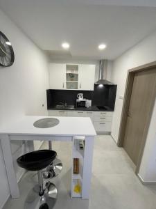 Modern Studio Apartment Tome with Terrace, Free Parking & Wi-Fi, Zadar