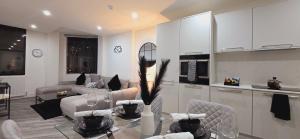 Abbey Corner By Nivaas-Located in the heart of the city centre-5 minute walk to train station-20 minutes to London via train