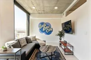 Downtown Lux Bldg - Rooftop Pool-hottub - King bed - McIntyre Building Condominium
