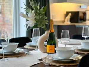 NEW Edwin Bing Mews -Luxury City Centre Home - FREE Parking