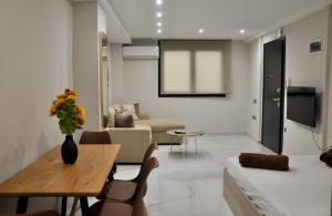 TheVacationers 1, New Studio Skg Downtown