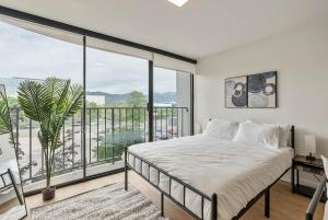 Central Studio Apt - 65 TV - Gym - Parking