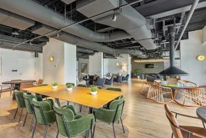 Central Studio Apt - 65 TV - Gym - Parking