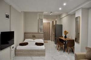 TheVacationers 1, New Studio Skg Downtown