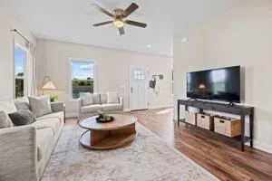 Open w Water & Power- 10 min to Asheville! - Juno