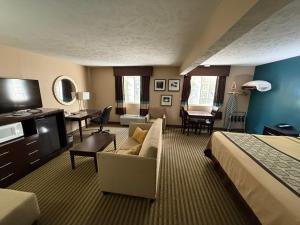 Deluxe King Suite room in Victorian Inn