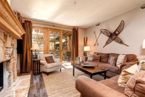 KBM Resorts Town Pointe Spacious 1 level Walk to Main and Town Lift Private Hot Tub Parking Elevator Access AC TPC-102c