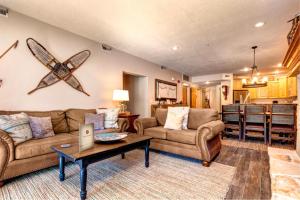 KBM Resorts Town Pointe Spacious 1 level Walk to Main and Town Lift Private Hot Tub Parking Elevator Access AC TPC-102c