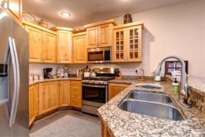 KBM Resorts Town Pointe Spacious 1 level Walk to Main and Town Lift Private Hot Tub Parking Elevator Access AC TPC-102c