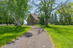 Luxury Hillside Farmhouse on The Bay of Quinte - 贝尔维尔