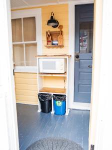 Cottage 7 - Stand Alone Queen Bed Child Loft w Twin Private Bath Kitchenette Pets Allowed Fee applies