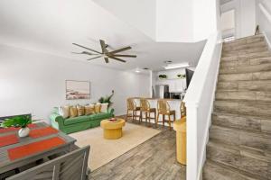 Padre Island Town home 5 min to the beach! pets ok