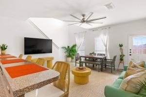 Padre Island Town home 5 min to the beach! pets ok