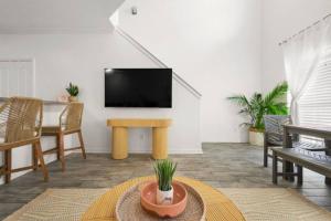 Padre Island Town home 5 min to the beach! pets ok