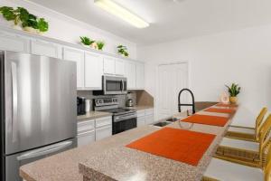 Padre Island Town home 5 min to the beach! pets ok