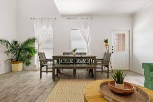 Padre Island Town home 5 min to the beach! pets ok