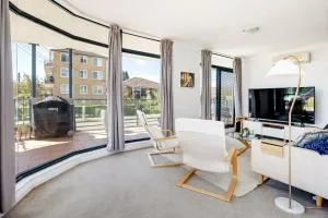 The Wellington - A Beachside Balcony Haven - Collaroy