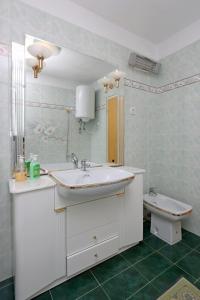 Apartments with parking space Smrika, Kraljevica - 5508