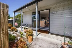 The Bach at Old Broadway - Waikuku Beach Retreat - Fernside