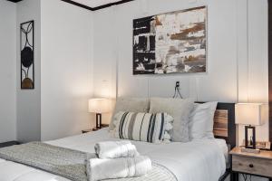 NEW! Woodland Retreat - Hot tub Game Room Firepit