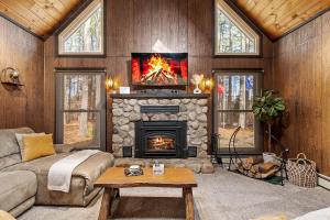 NEW! Woodland Retreat - Hot tub Game Room Firepit