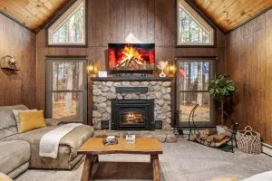 NEW! Woodland Retreat - Hot tub Game Room Firepit - Madison