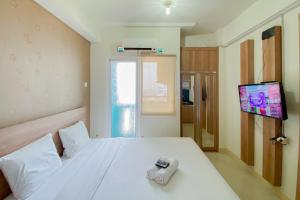 Comfort Living Studio at 20th Floor Green Pramuka City Apartment By Travelio