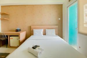 Comfort Living Studio at 20th Floor Green Pramuka City Apartment By Travelio