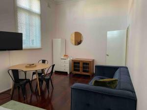 The Merredin Treasury, Art Deco heritage 2 bedroom suite in Merredin CBD