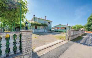 Stunning Home In Kapelica With Wifi
