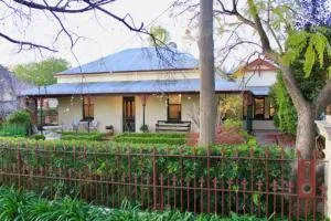 Bellisle - 1880's period home in Central Albury - Table Top