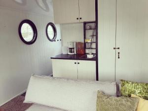 Houseboat in Lathumse Plas with Harbor Views