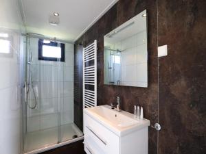 Modern holiday home in Nieuwvliet with garden