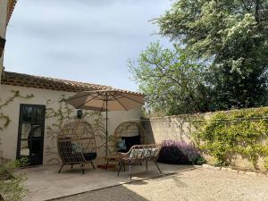 Maisons de vacances Charmant Mas a Paradou avec Piscine, Terrasse et Jardin, Pres des Alpilles - FR-1-599-35 : photos des chambres