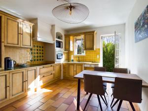 Maisons de vacances Charmant Mas a Paradou avec Piscine, Terrasse et Jardin, Pres des Alpilles - FR-1-599-35 : photos des chambres